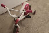 Vind bicicletă pentru băiat