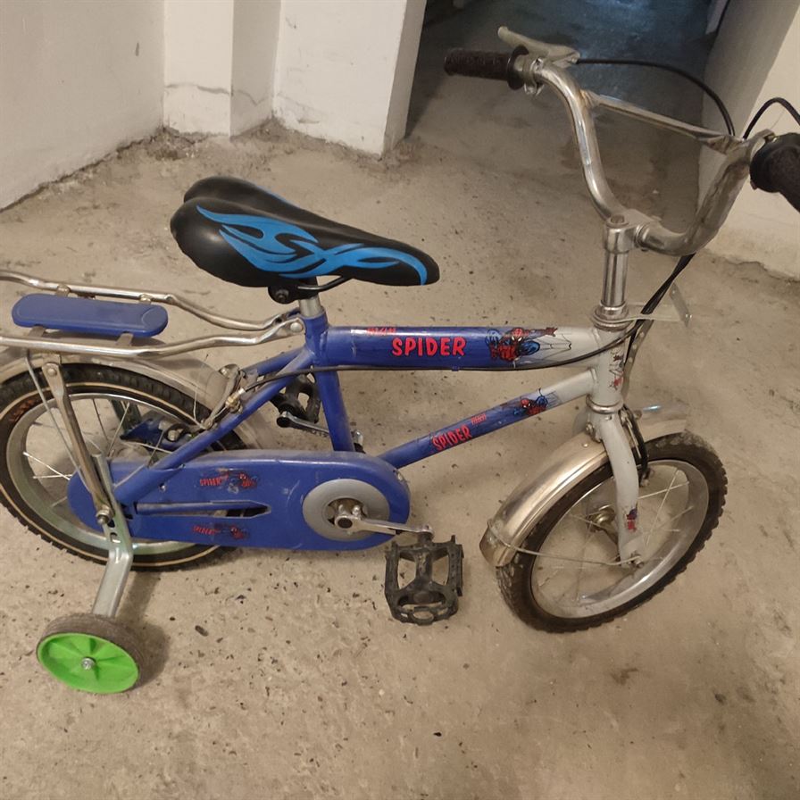 Vind bicicletă pentru băiat