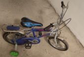Vind bicicletă pentru băiat
