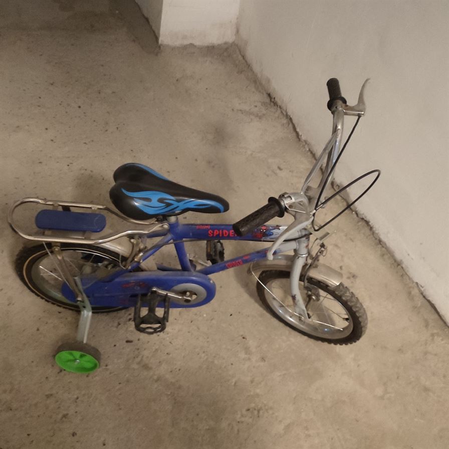 Vind bicicletă pentru băiat