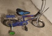 Vind bicicletă pentru băiat